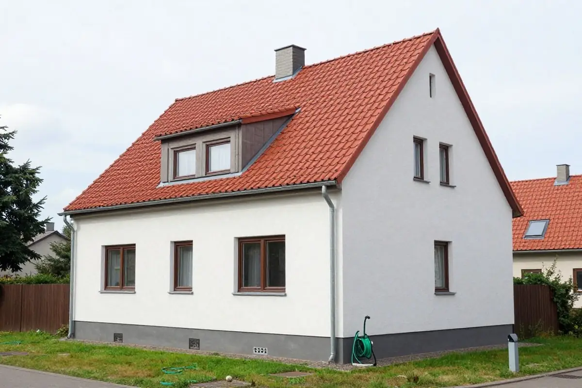 Einfamilienhaus mit Garten und Kiefern im Berliner Speckgürtel
