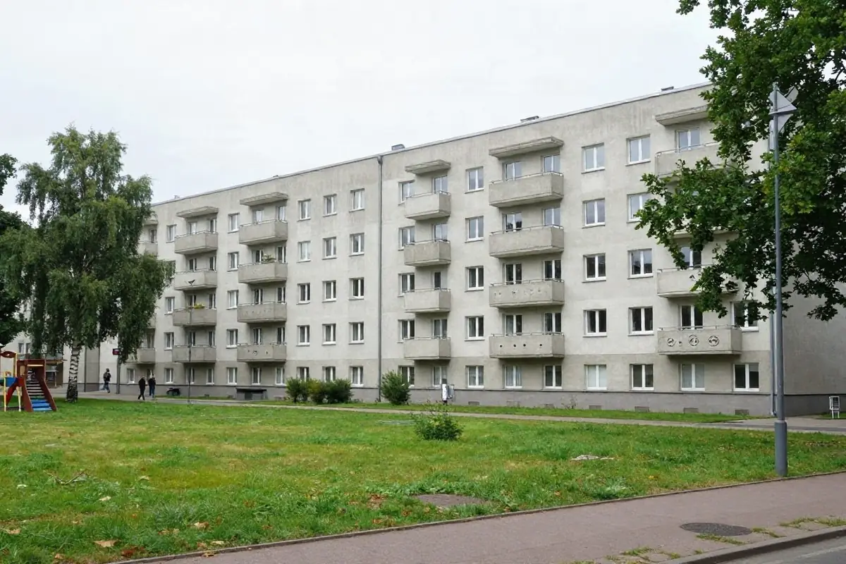 Mehrgeschossige Wohnzeile mit Balkonen und Grünfläche