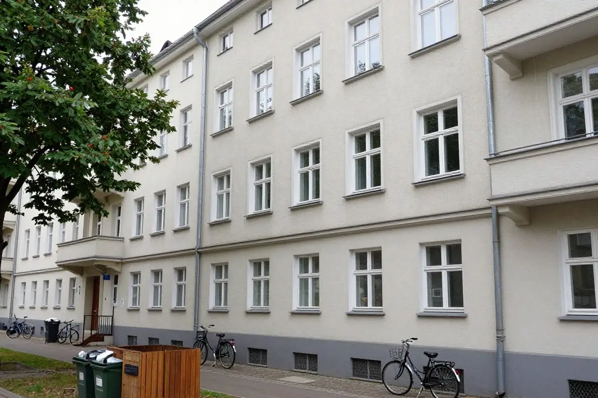 Mehrfamilienhäuser aus der Gründerzeit mit Fallrohren an der Fassade